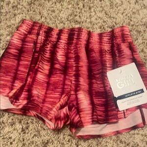 NWT ATHLETA GIRL HEART THE HUSTLE 2..5” SHORT w liner. Size M/8-10. Color Pinks